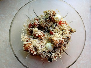 9、荷叶糯米排骨饭,搅拌均匀