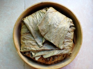 11、荷叶糯米排骨饭,荷叶包起来