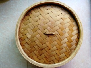 12、荷叶糯米排骨饭,盖上盖子，上锅蒸一小时