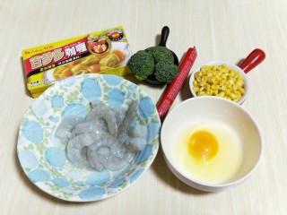 1、咖喱虾仁炒饭,准备食材。