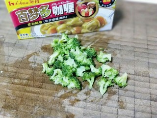 4、咖喱虾仁炒饭,西兰花焯水。水开后将西兰花放入锅中，再次烧开捞出即可。焯水的西兰花切小朵。