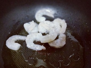 7、咖喱虾仁炒饭,起油锅，加入虾仁煸炒。