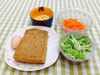 1、花样三明治,卷心菜在淡盐水里浸泡5-10分钟在切丝，胡萝卜切丝，玉米粒，熟鸡蛋，全麦吐司两片，去掉硬边，也可以不去掉。