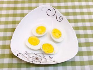 3、花样三明治,鸡蛋切成片，刀蘸点冷水在切，避免蛋黄切散了。