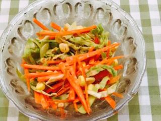 4、花样三明治,把胡萝卜丝，卷心菜丝，玉米粒放在碗里，用沙拉酱拌入味，加少许盐和胡椒粉。（也可以不加盐和胡椒粉）