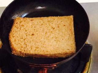 5、花样三明治,平底锅烧热放橄榄油，开小火把吐司煎一下，也可以不用煎，个人觉得吐司煎后稍硬，更有嚼劲。