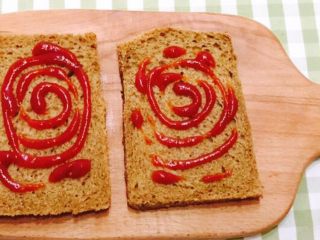 6、花样三明治,煎好的吐司片图上番茄酱，图案不限。