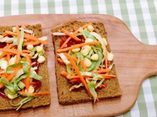7、花样三明治,把拌好的卷心菜，胡萝卜，玉米粒填满吐司上。