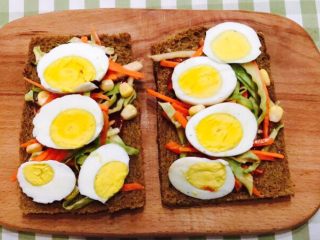 8、花样三明治,把切好的鸡蛋片放在上面。