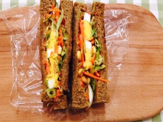 11、花样三明治,用锯齿刀对着中间切开。