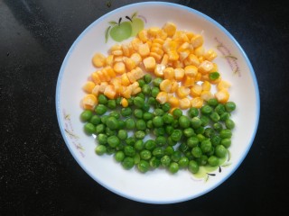 3、花式烤面包,蔬菜粒最好是要放微波炉中高温2分钟左右，可以去一部分水分，面包烤好，在吃的时候不会太湿，影响口感。