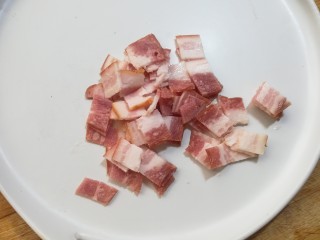 4、花式烤面包,培根切小片。