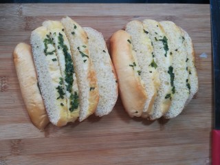 5、花式烤面包,面包切片。