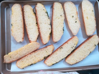 6、花式烤面包,切好的面包片放在烤盘中。