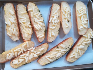 7、花式烤面包,有披萨酱的可以涂上一层。然后放上马苏里拉奶酪。