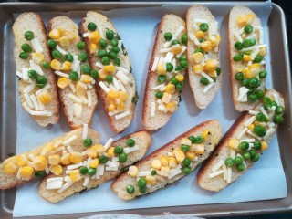 8、花式烤面包,撒上豌豆和玉米粒。