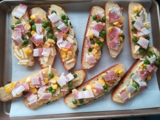 9、花式烤面包,放上切成小块的培根片。