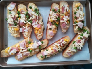 10、花式烤面包,最后再放上一些马苏里拉奶酪。