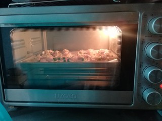 11、花式烤面包,放入烤箱中层，上火200，下火150烘烤8分钟左右。如果添加的料比较多，适当延长时间。烤箱不能调节上下火的，以170度来烘烤，放置在中上层。因为底火太高的话，面包片容易烤焦掉，而上层培根又可能会没熟。