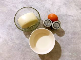 1、美好早餐开启美丽心情の黄金果酱馒头西多士+美式炒鸡蛋,首先我们准备好所有食材