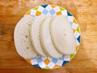 2、美好早餐开启美丽心情の黄金果酱馒头西多士+美式炒鸡蛋,将馒头平均切成四片