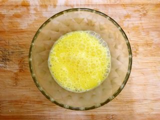 3、美好早餐开启美丽心情の黄金果酱馒头西多士+美式炒鸡蛋,鸡蛋磕入碗内，打散