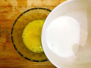 4、美好早餐开启美丽心情の黄金果酱馒头西多士+美式炒鸡蛋,加入牛奶