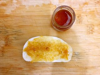 6、美好早餐开启美丽心情の黄金果酱馒头西多士+美式炒鸡蛋,取一片馒头，涂上你喜欢的果酱，我用了杏酱