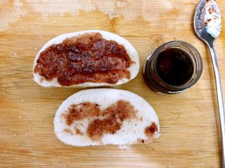9、美好早餐开启美丽心情の黄金果酱馒头西多士+美式炒鸡蛋,另外两片也是分别抹上果酱，我用了蓝莓酱