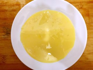 11、美好早餐开启美丽心情の黄金果酱馒头西多士+美式炒鸡蛋,将蛋奶液倒入一个盘子里，方便操作