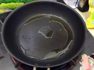 14、美好早餐开启美丽心情の黄金果酱馒头西多士+美式炒鸡蛋,取平底锅，入适量食用油