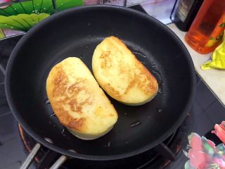 16、美好早餐开启美丽心情の黄金果酱馒头西多士+美式炒鸡蛋,煎到两面金黄色，即可