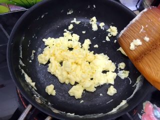 18、美好早餐开启美丽心情の黄金果酱馒头西多士+美式炒鸡蛋,小火翻炒片刻，结块即可