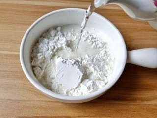 1、油炸汤圆,糯米粉加入适量的温水。