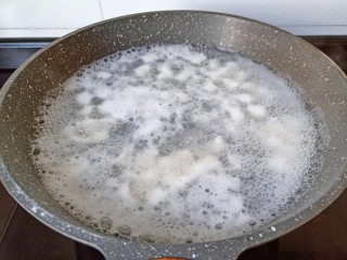 7、油炸汤圆,汤圆煮八成熟捞出。