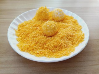 8、油炸汤圆,煮熟的汤圆沥干水份，汤圆再裹一层面包糠。