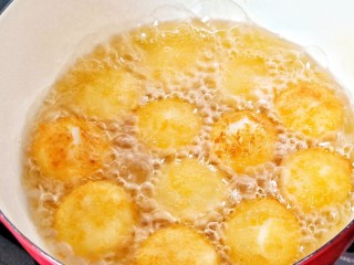 11、油炸汤圆,油炸汤圆时开中小火，炸成金黄色就可以捞出来了！