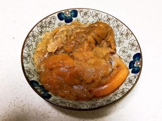 1、红烧鲫鱼籽,把鲫鱼籽清洗干净