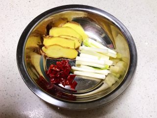 2、红烧鲫鱼籽,准备辅料：鲜姜片，葱段，辣椒段