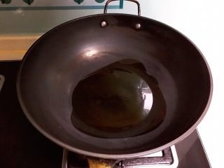 5、红烧鲫鱼籽,炒锅烧热后加入菜籽油，大火烧制冒烟后关火，让油温降下来