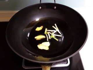 6、红烧鲫鱼籽,加入葱段和姜片