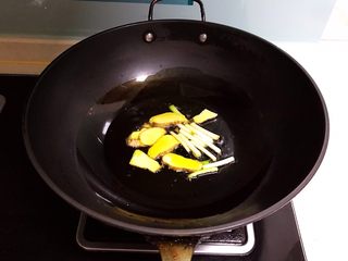 7、红烧鲫鱼籽,炒出香味