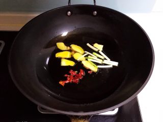 8、红烧鲫鱼籽,加入辣椒段