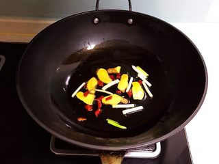 9、红烧鲫鱼籽,炒出香味