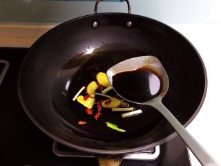 10、红烧鲫鱼籽,加入生抽