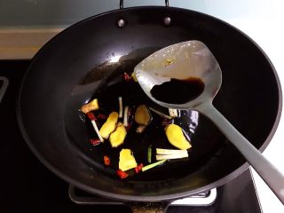 11、红烧鲫鱼籽,加入老抽