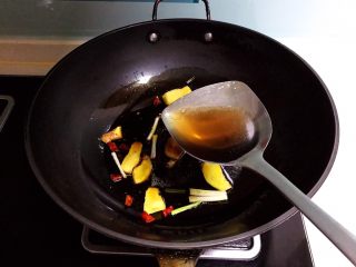 12、红烧鲫鱼籽,加入料酒