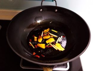 13、红烧鲫鱼籽,翻炒均匀