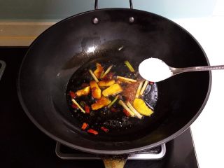 14、红烧鲫鱼籽,加入精盐