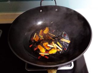 15、红烧鲫鱼籽,翻炒均匀